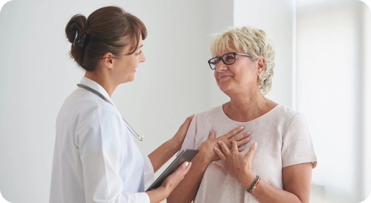 Image femme consultant une doctoresse